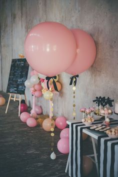 Огромные шары на декоративной ленте розовые